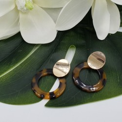 Goud kleurige oorbellen met resin hanger