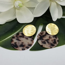 Vergulde oorbellen met grote ronde resin hanger