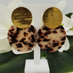Vergulde oorbellen met grote ronde resin hanger