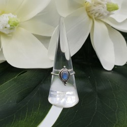Zilveren ring gezet met kleine cabochon Maansteen