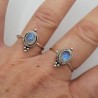 Zilveren ring gezet met kleine cabochon Maansteen