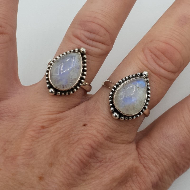 Zilveren ring met druppelvormige cabochon Maansteen 17.3 mm
