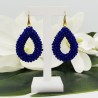 Vergulde braam glassberry oorbellen met open druppel blauwe kristallen