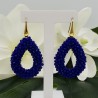 Vergulde braam glassberry oorbellen met open druppel blauwe kristallen