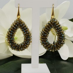 Vergulde braam glassberry oorbellen met open druppel groene kristallen