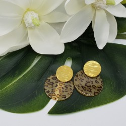 Vergulde oorbellen met ronde panter print resin