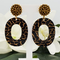 Goud kleurige oorbellen met hanger van resin