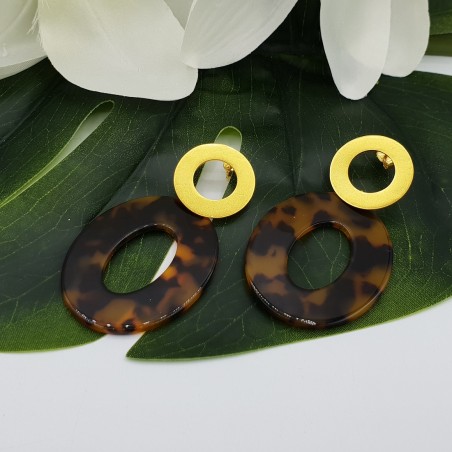 Vergulde oorbellen met ovale schildpad resin hanger