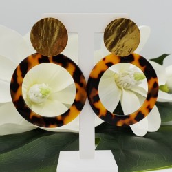 Vergulde oorbellen met open ronde schildpad resin hanger