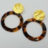Vergulde oorbellen met open ronde schildpad resin hanger