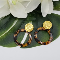 Vergulde oorbellen met open ronde schildpad resin hanger