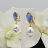 Goudkleurige oorbellen met blauwe Kattenoog en Parel