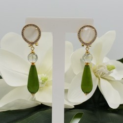 Goudkleurige oorbellen met witte Kattenoog groene Amethist en Jade