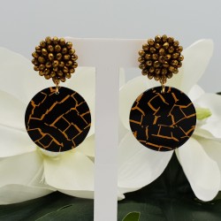 Vergulde oorbellen met gouden kristallen en resin hanger