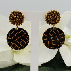 Vergulde oorbellen met gouden kristallen en resin hanger