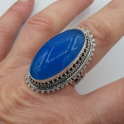 Zilveren ring met blauw Chalcedoon en bewerkte kop 19 mm
