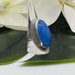 Zilveren ring met blauw Chalcedoon en bewerkte kop 19 mm