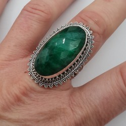 Zilveren ring met Emerald en bewerkte kop 18.5 mm
