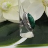 Zilveren ring met Emerald en bewerkte kop 18.5 mm