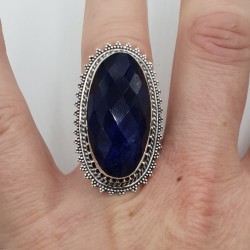 Zilveren ring met Saffier en bewerkte kop 16.5 mm
