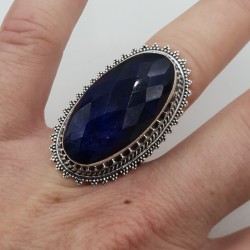Zilveren ring met Saffier en bewerkte kop 16.5 mm