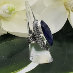 Zilveren ring met Saffier en bewerkte kop 16.5 mm
