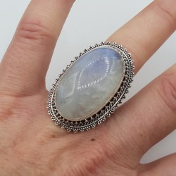 Zilveren ring met regenboog Maansteen en bewerkte kop 17.3 mm