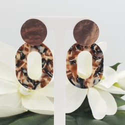 Oorbellen met beige bruin zwarte resin hanger