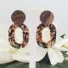 Oorbellen met beige bruin zwarte resin hanger