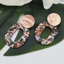 Oorbellen met beige bruin zwarte resin hanger