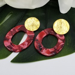 Oorbellen met rode resin hanger