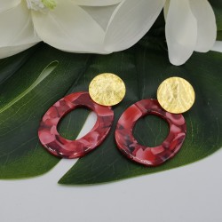 Oorbellen met rode resin hanger