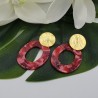 Oorbellen met rode resin hanger
