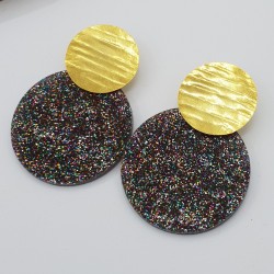 Vergulde oorbellen met grote ronde glitter resin hanger