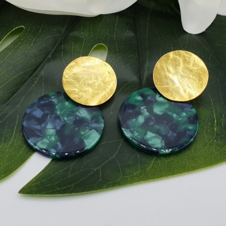 Vergulde oorbellen met ronde groene resin hanger