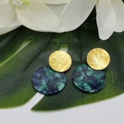 Vergulde oorbellen met ronde groene resin hanger