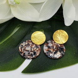 Vergulde oorbellen met ronde bruin zwarte resin hanger
