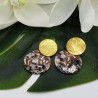 Vergulde oorbellen met ronde bruin zwarte resin hanger