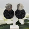 Zilveren oorbellen met grote ronde zwarte glitter resin hanger