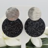 Zilveren oorbellen met grote ronde zwarte glitter resin hanger