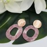 Oorbellen met roze resin hanger