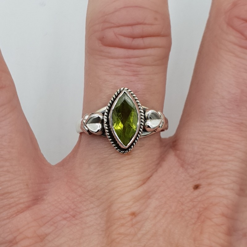 Zilveren ring gezet met marquise Peridot 17 mm
