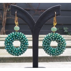 Vergulde oorbellen ring van metallic groene kristallen en Aventu
