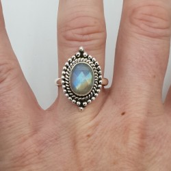 Zilveren ring gezet met ovale facet geslepen Maansteen bewerkte kop 17 mm
