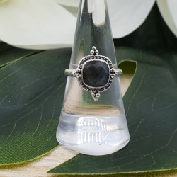 Zilveren ring met vierkante facet geslepen Labradoriet
