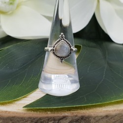 Zilveren ring gezet met druppelvormige Maansteen 17.3 mm