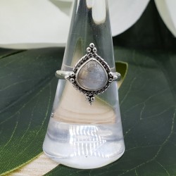 Zilveren ring gezet met druppelvormige Maansteen 17.3 mm