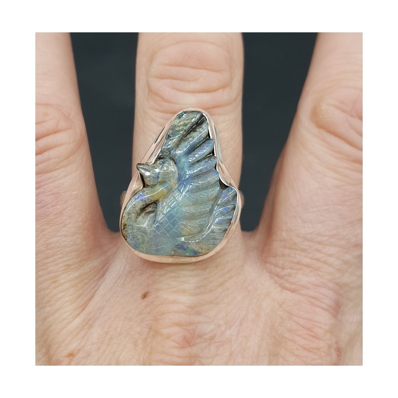 Zilveren ring gezet met zwaan van Boulder Opaal 19.3 mm