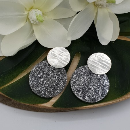 Zilveren oorbellen met grote ronde zilveren glitter resin