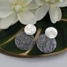 Zilveren oorbellen met grote ronde zilveren glitter resin